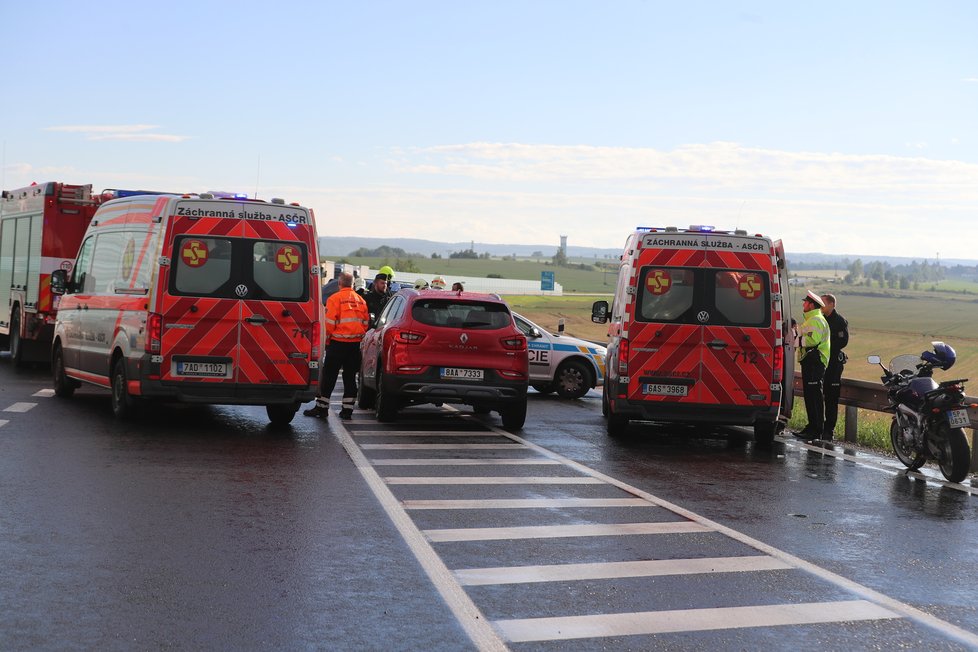 U Slaného se srazila tři auta, zranilo se pět lidí. Vážně zraněnou ženu transportoval vrtulník do pražské vinohradské nemocnice.