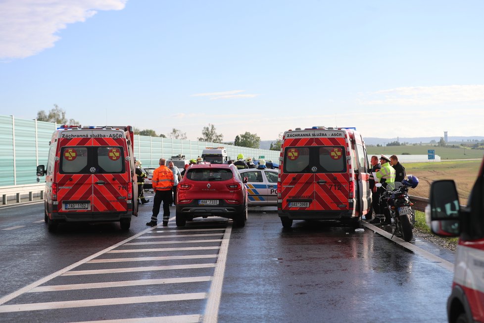 U Slaného se srazila tři auta, zranilo se pět lidí. Vážně zraněnou ženu transportoval vrtulník do pražské vinohradské nemocnice.