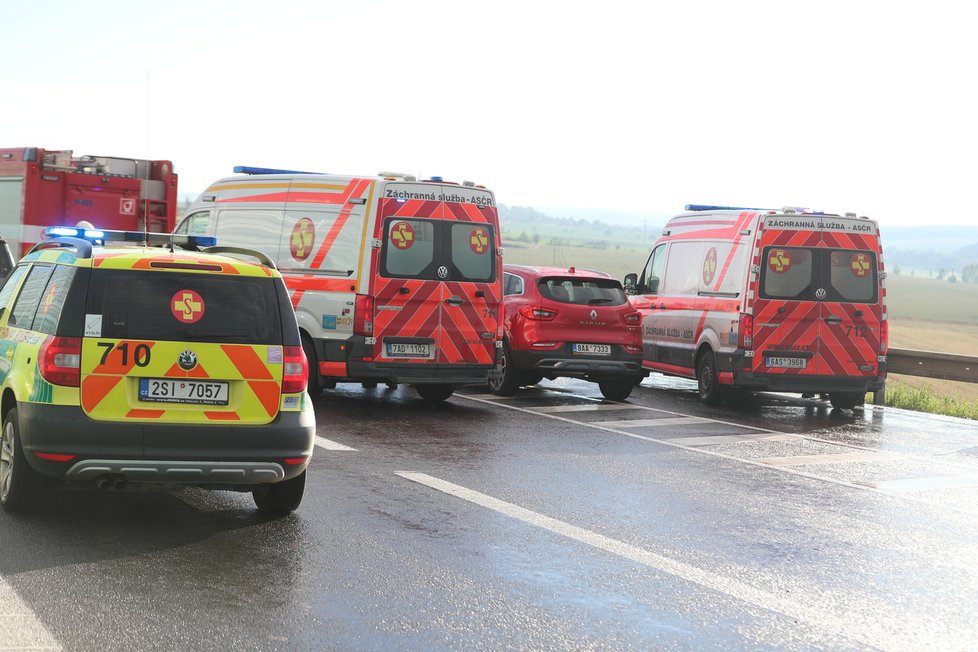 U Slaného se srazila tři auta, zranilo se pět lidí. Vážně zraněnou ženu transportoval vrtulník do pražské vinohradské nemocnice.