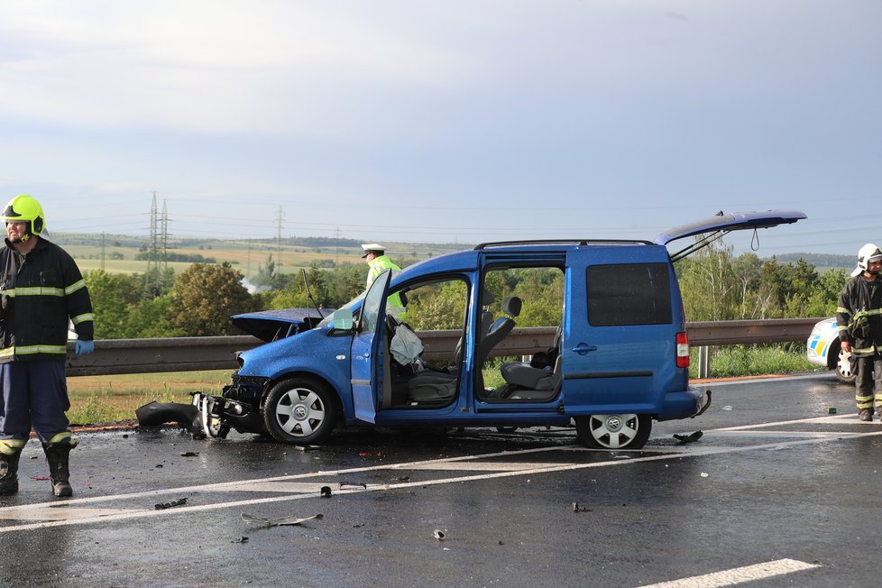 U Slaného se srazila tři auta, zranilo se pět lidí. Vážně zraněnou ženu transportoval vrtulník do pražské vinohradské nemocnice.