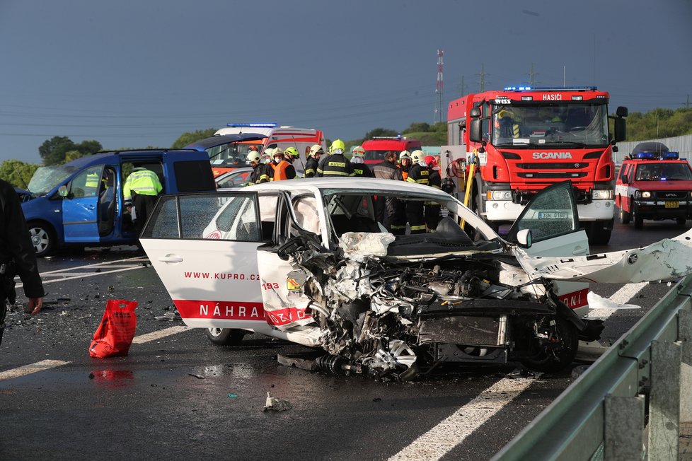 U Slaného se srazila tři auta, zranilo se pět lidí. Vážně zraněnou ženu transportoval vrtulník do pražské vinohradské nemocnice.