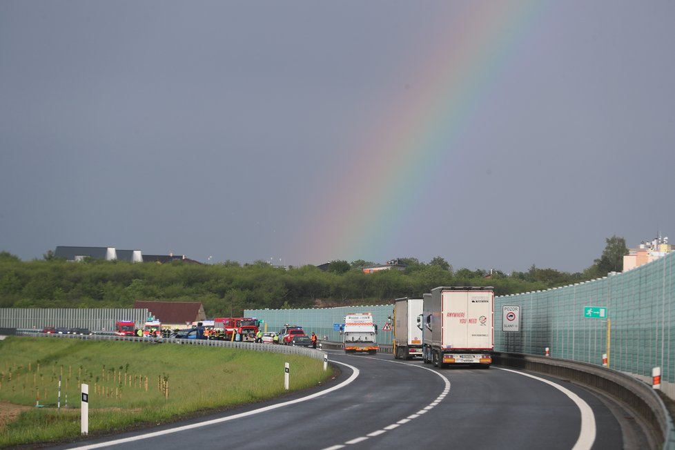 U Slaného se srazila tři auta, zranilo se pět lidí. Vážně zraněnou ženu transportoval vrtulník do pražské vinohradské nemocnice.