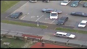 Žena při couvání nabourala jedno ze zaparkovaných aut.