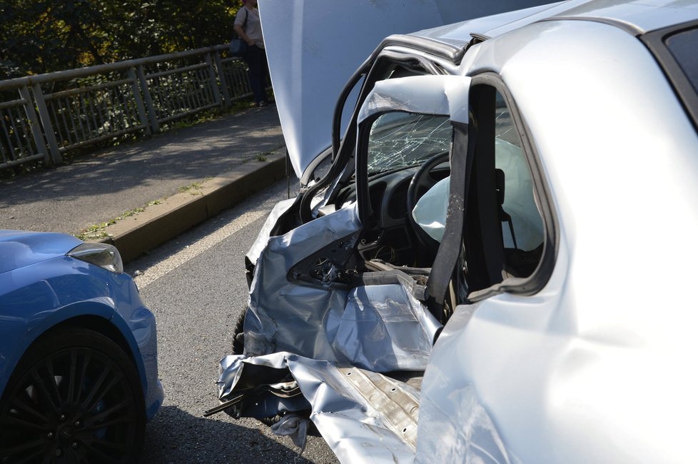 K Povltavské ulici došlo k dopravní nehodě. Zfetovaný řidič tam naboural několik aut.