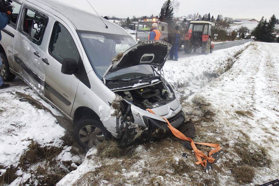 Nehoda na Plzeňsku: Havarovalo auto s rodiči a malým vozíčkářem