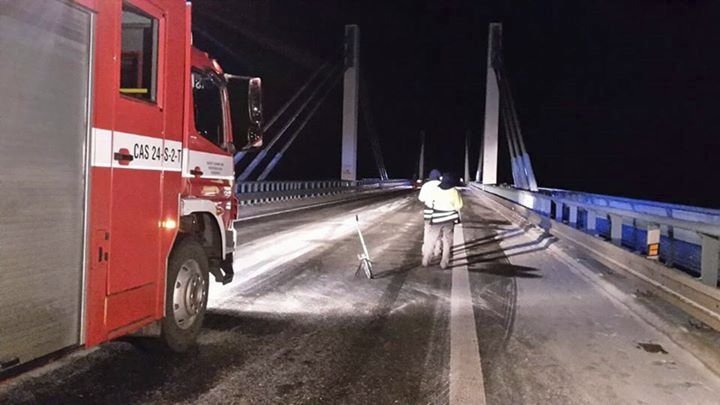 Nehoda na lanovém mostě přes Labe na Nymbursku: Čelní střet dvou vozů