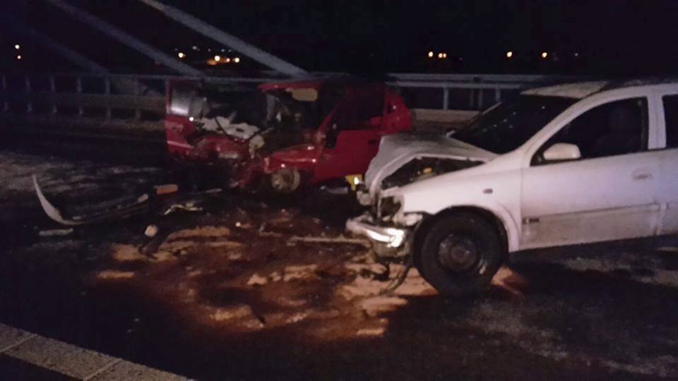 Nehoda na lanovém mostě přes Labe na Nymbursku: Čelní střet dvou vozů