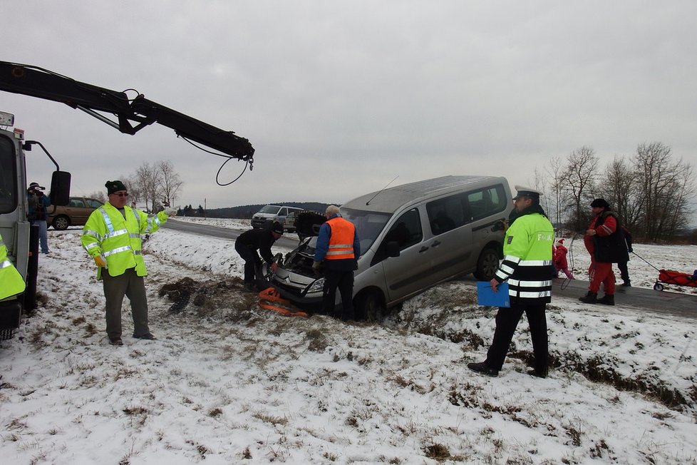 Nehoda na Plzeňsku: Havarovalo auto s rodiči a malým vozíčkářem