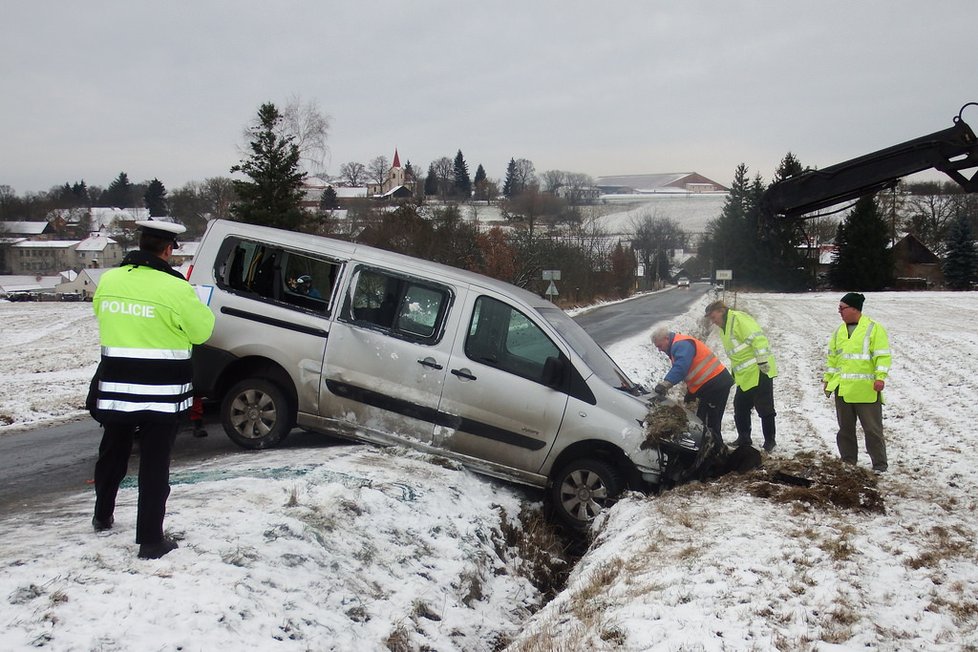 Nehoda na Plzeňsku: Havarovalo auto s rodiči a malým vozíčkářem