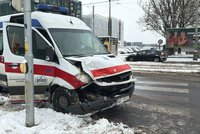 Hrůza na Žižkově! Sanitka se srazila se dvěma auty, tři zranění a kolaps dopravy