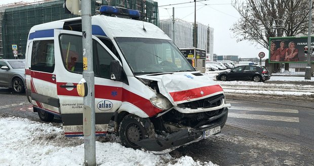 Sanitka se na Žižkově srazila se dvěma auty.