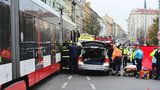 Řidič na Žižkově naboural do tramvaje. S poraněnou hlavou ho záchranka převezla do nemocnice
