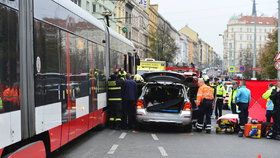Nehoda na Seifertově ulici na Žižkově – auto se srazilo s tramvají.