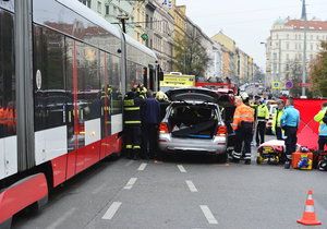 Nehoda na Seifertově ulici na Žižkově – auto se srazilo s tramvají.