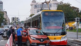 Na Žižkově se v úterý při srážce osobního auta s tramvají v centru Prahy se dnes odpoledne zranili tři lidé. (5. října 2021)