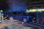 Na pražském Zličíně srazilo auto chodkyni. Zůstala pod ním zaklíněná. (12. února 2023)