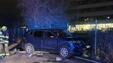 Šílená nehoda na Zličíně: Auto vyletělo na chodník a porazilo ženu (55), zůstala pod ním zaklíněná