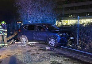 Na pražském Zličíně srazilo auto chodkyni. Zůstala pod ním zaklíněná. (12. února 2023)