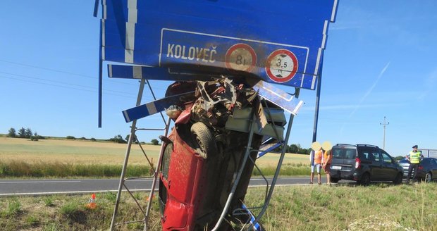 Řidičku přestalo poslouchat auto: Postavilo se na zadní a snažilo se vydrápat na značku