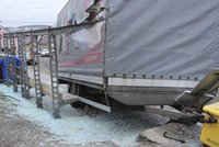 Ranní horor v Rosicích: Náklaďáku se utrhl přívěs a zničil zastávku, dva lidé se zranili
