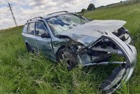 Řidič zemřel na Jihlavsku, když s mercedesem vjel pod návěs traktoru