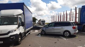 Při nehodě u Rajhradu zničila nepozorná řidička vůz záchranářů ze stanice dravých ptáků. Auto je na odpis, nemají jak jezdit k případům poraněných opeřenců.