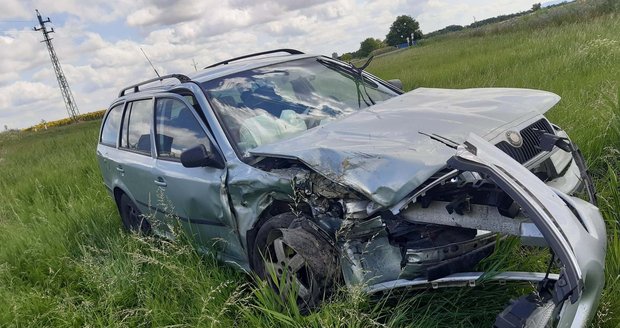 Řidič zemřel na Jihlavsku, když s mercedesem vjel pod návěs traktoru 