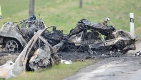 V troskách auta uhořeli čtyři mladí lidé