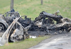 V troskách auta uhořeli čtyři mladí lidé