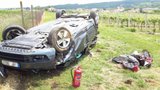 Auto na Znojemsku vyletělo ze silnice a skončilo na střeše: Pro zraněné letěl vrtulník