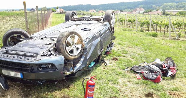 Při nehodě u Tvořihrázi na Znojemsku se zranili řidič a nezletilý spolujezdec.
