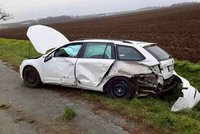 Srážka osobáků na Znojemsku: Jedno auto na střeše, pět zraněných