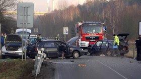 Zloděj v centru Plzně nezaplatil za benzín a začal najíždět do obsluhy. Pak naboural do auta.