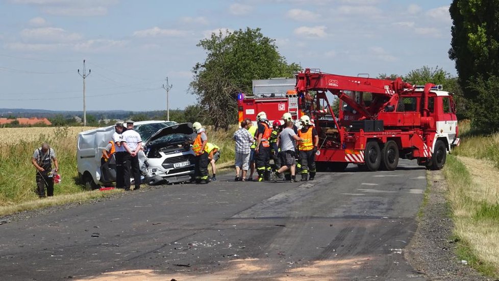 Osobák se dvěma dětmi se na Kutnohorsku srazil s dodávkou: Na místě zasahoval vrtulník