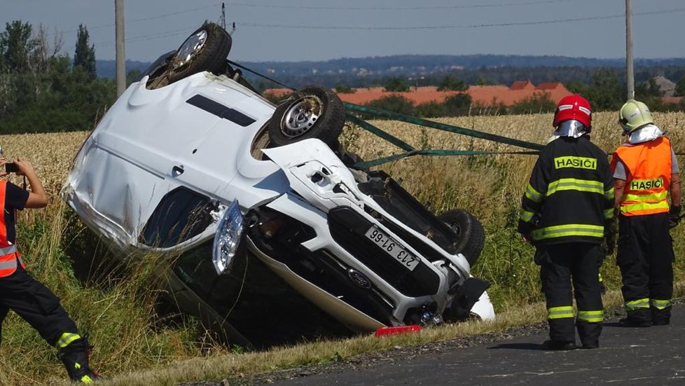 Osobák se dvěma dětmi se na Kutnohorsku srazil s dodávkou: Na místě zasahoval vrtulník