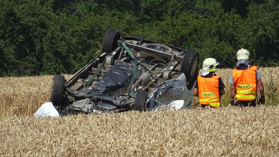 Osobák se dvěma dětmi se na Kutnohorsku srazil s dodávkou: Na místě zasahoval vrtulník