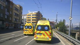 V Plzni se srazilo pět aut, dva lidé se zranili.