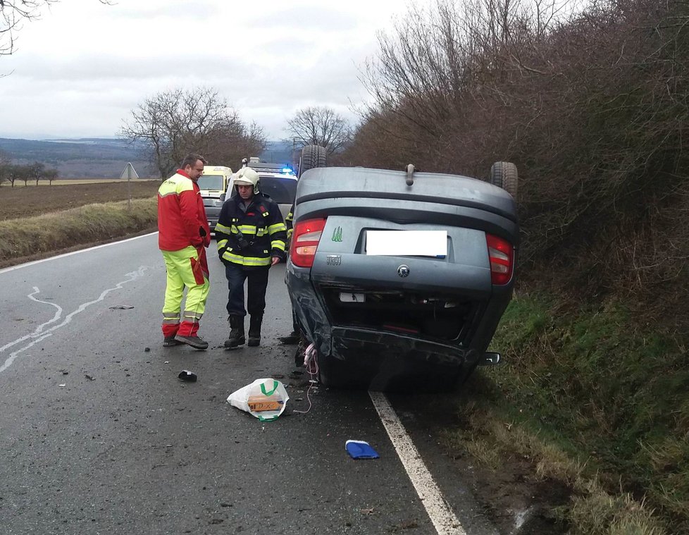 Při bouračce se zranil řidič a holčička, která s ním cestovala.