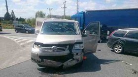 U Mikulova se srazila tři auta, osm lidí se zranilo. 