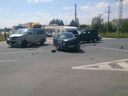 U Mikulova se srazila tři auta, osm lidí se zranilo. 