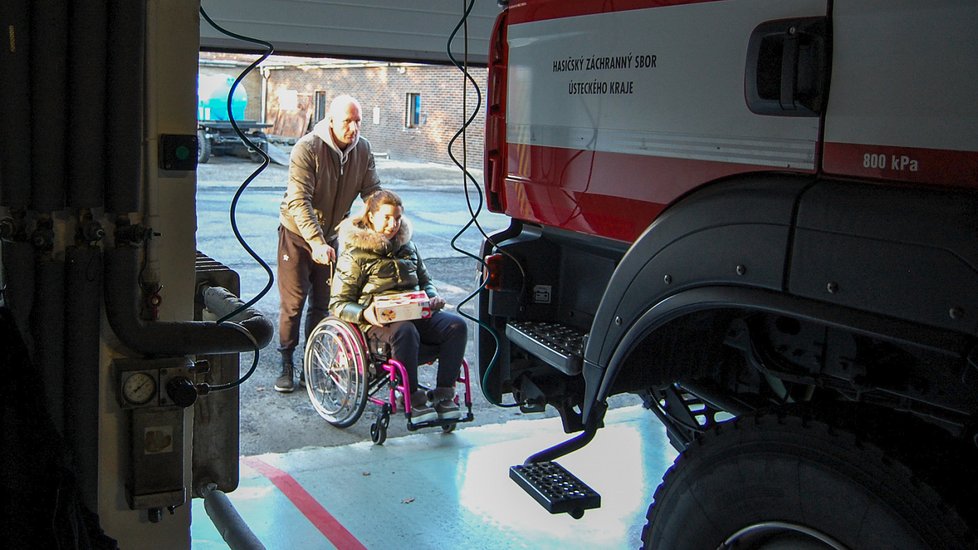 Loni si Dominika prohlédla stanici z invalidního vozíčku