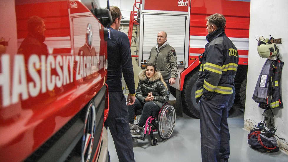 Loni si Dominika prohlédla stanici z invalidního vozíčku