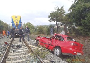 V kolejišti u Plas našli auto s mrtvou ženou.