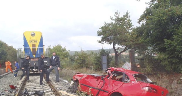 V kolejišti u Plas našli auto s mrtvou ženou.