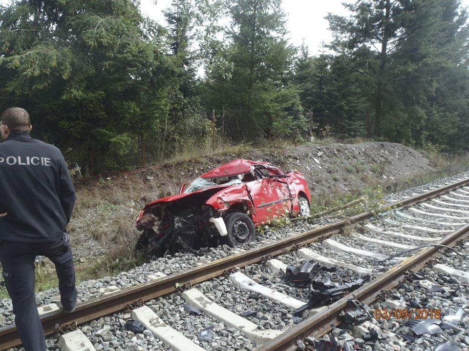 V kolejišti u Plas našli auto s mrtvou ženou.