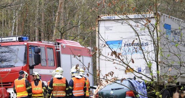 Dva smrťáky na Plzeňsku: Zemřela spolujezdkyně z motorky a řidič, který asi usnul za volantem