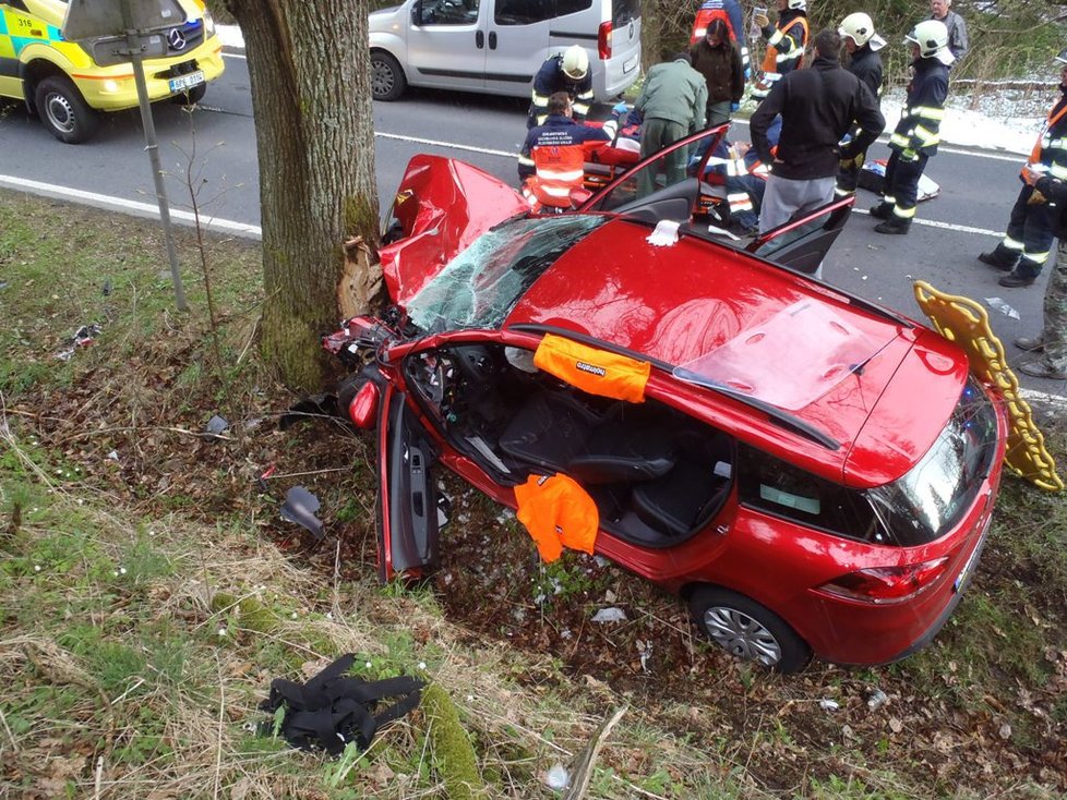 U Lískové na Domažlicku vytlačil předjížděný řidič auto ze silnice, jeho řidič se těžce zranil. Zasahoval i záchranářský vrtulník.