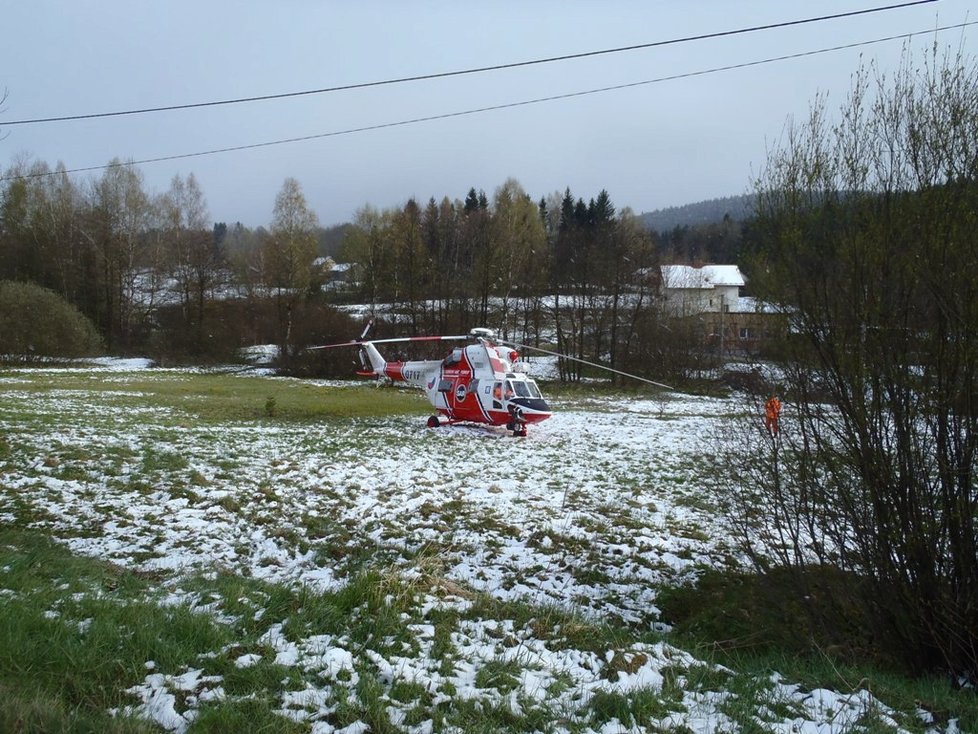 U Lískové na Domažlicku vytlačil předjížděný řidič auto ze silnice, jeho řidič se těžce zranil. Zasahoval i záchranářský vrtulník.