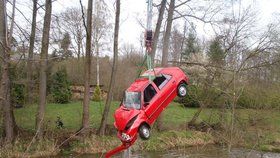 Po nehodě na Rokycansku skončilo auto v řece, vyprošťovali ho hasiči.