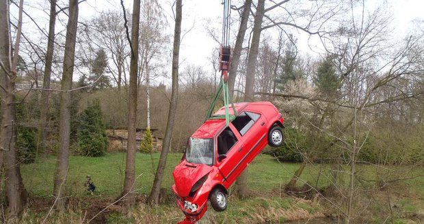 Tragédie v Děčíně: Auto sjelo do potoka, řidička nepřežila